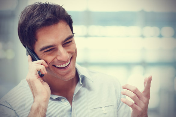  homme heureux au téléphone 